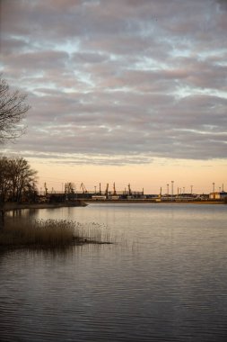 Şehir merkezinin kırsal manzarası ve akşam günbatımı.