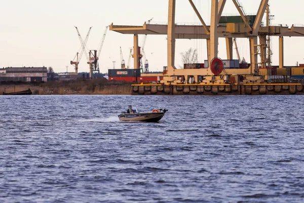 Rıhtımda Dalgaların Arasından Geçen Küçük Hızlı Bir Tekne Fotoğraf Letonya — Stok fotoğraf