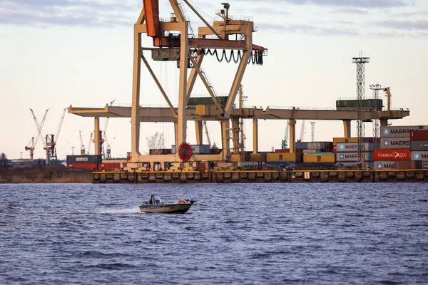 Kleine Snelle Boot Rijden Door Golven Rug Gorund Van Dokken — Stockfoto