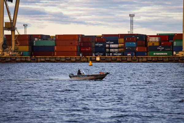 Kleine Snelle Boot Rijden Door Golven Rug Gorund Van Dokken — Stockfoto