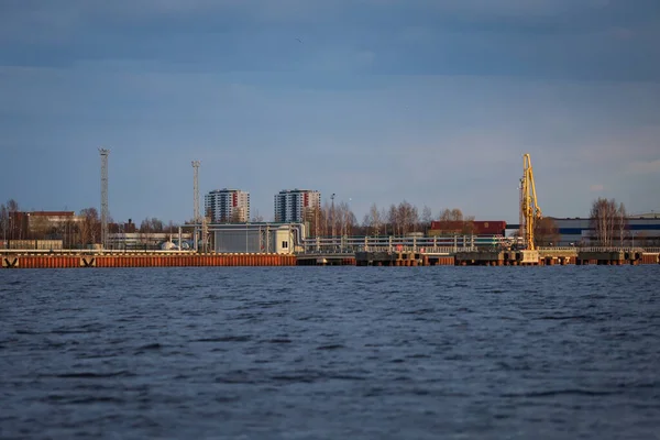 Doca Rural Vista Rio Daugava Guindastes Cidade Fundo Foto Tirada — Fotografia de Stock