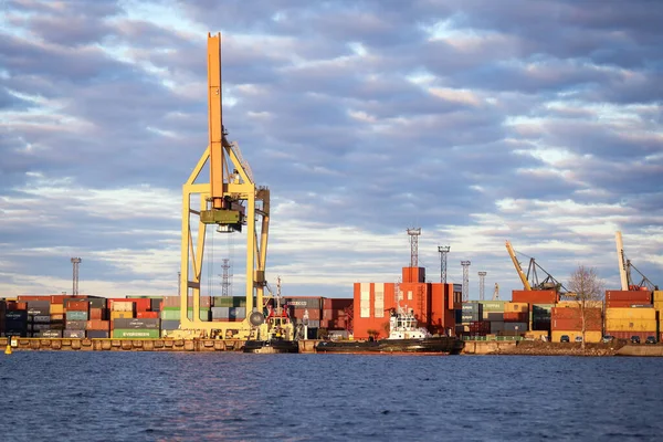 Zonnig Havenzicht Schepen Grote Vrachtcontainers Foto Genomen Europa Letland Bewolkte — Stockfoto
