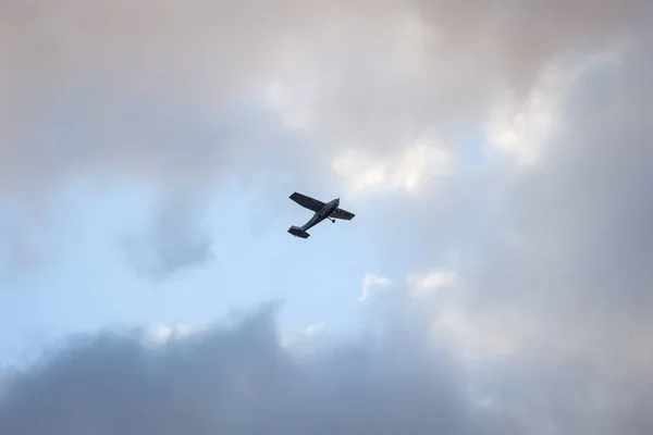 在云层的背面飞行的小飞机 照片拍摄于阴天 拉脱维亚 — 图库照片