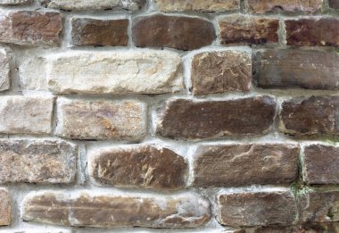 Esmer eski tuğlalar duvar deroratifi bitiriyor