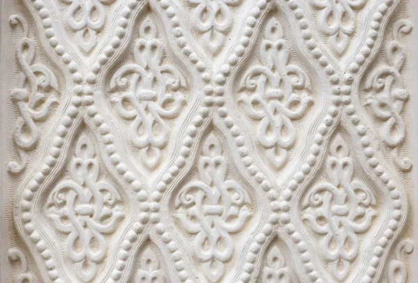 Beyaz bir taşın üzerindeki Arap İslami desenler