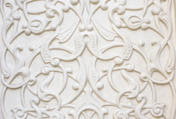 Beyaz bir taşın üzerindeki Arap İslami desenler