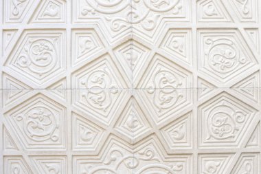 Beyaz bir taşın üzerindeki Arap İslami desenler