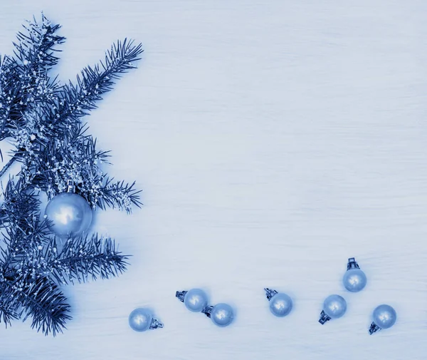 Vánoční stromek s míčky na světlém pozadí s kopírovacím prostorem. Horní pohled. Barva roku 2020 Classic Blue. — Stock fotografie