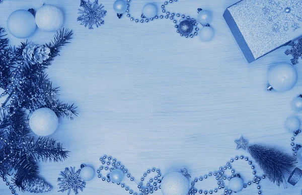 コピースペースと光の背景にシルバーギフト、雪の結晶やボールを持つクリスマスツリー。最上階だ2020年クラシックブルーの色. — ストック写真