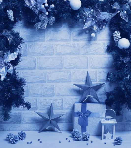 Vánoční borovice s hvězdami, kornouty a dárky v barvě roku 2020 Classic Blue — Stock fotografie