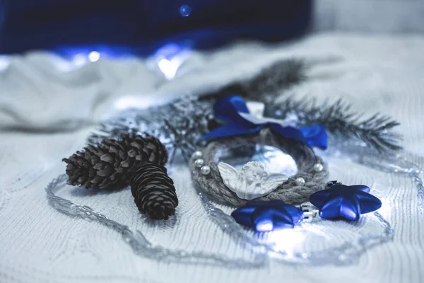 Weihnachtsdekor-Kranz mit blauen Sternen, Zapfen und Lichtern auf weißem Hintergrund. Farbe des Jahres 2020 klassisch blau — Stockfoto