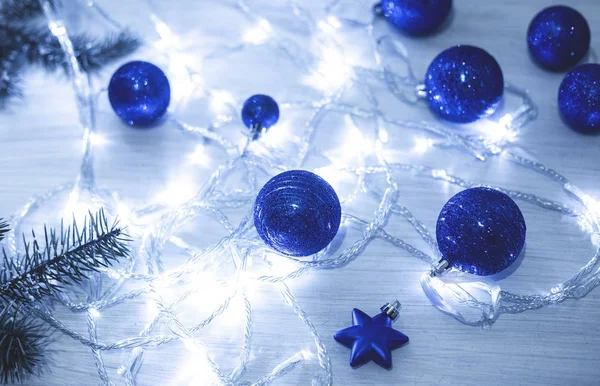 Weihnachtsdekor blaue Kugeln, Sterne und Lichter auf weißem Hintergrund. Farbe des Jahres 2020 klassisch blau — Stockfoto