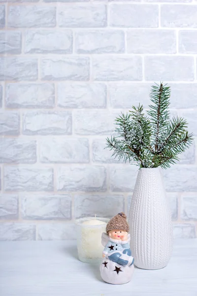 Vánoční strom borovice Větve ve ve váze, svíčka a vánoční hračka na lehkém vertikálním pozadí. Nový rok — Stock fotografie