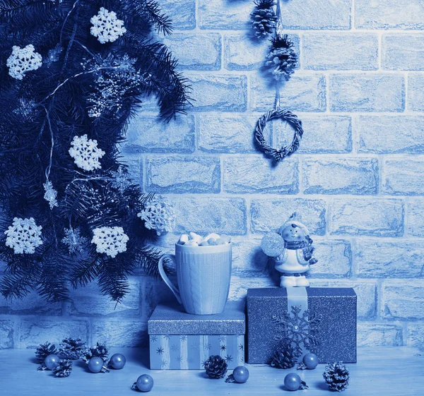 Vánoční borovice s hračkami a dárky v barvě roku 2020 Classic Blue — Stock fotografie