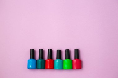 Pembe arka planda en üst renk oje manzarası