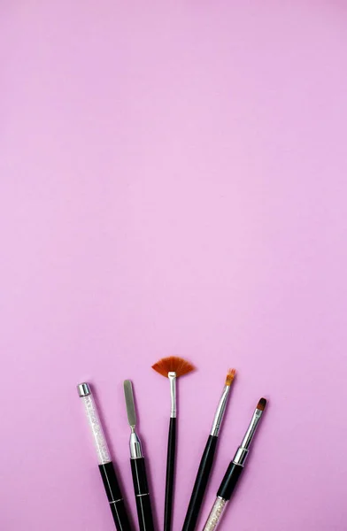 Vista superior do equipamento de manicure e pedicure sobre fundo rosa — Fotografia de Stock