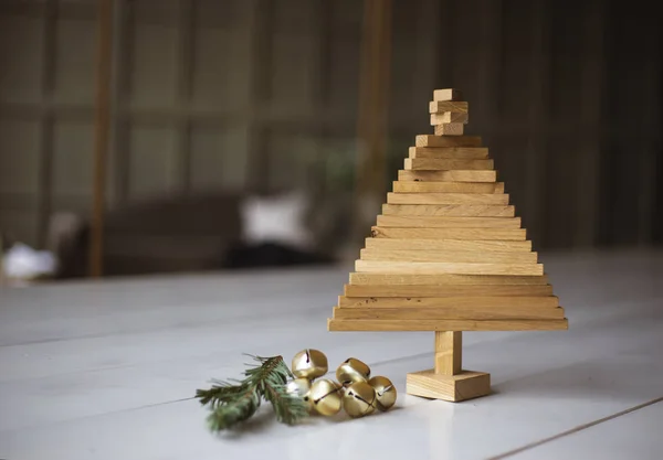 Pohled shora na dřevěný vánoční stromek s dřevěným stolem v pokoji. — Stock fotografie