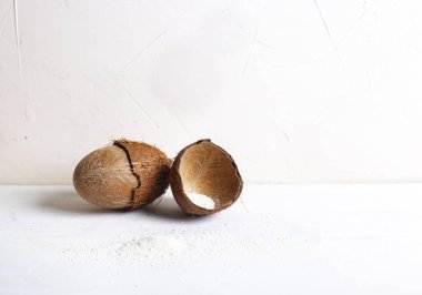 Beyaz arka planda hindistan cevizi taneleri olan tropikal meyveler. Yatay, kopyalama uzayı. Metin için yer