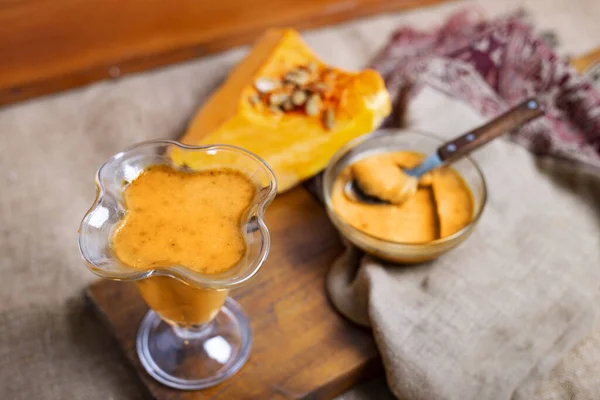 Diyet puding, kabak kabağı, kırsal kumaş ve kahverengi ahşap arka plan. Vejetaryen çiğ tatlı. Yatay