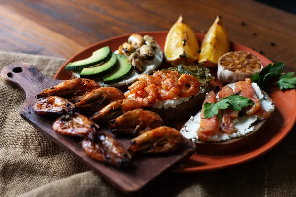 Seacuterie Board Com Camarões Grelhados Sanduíches Com Frutos Mar Alho — Fotografia de Stock