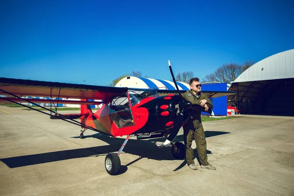 Pilote Répare Les Petits Aéronefs Homme Combinaison Vol Près Avion — Photo