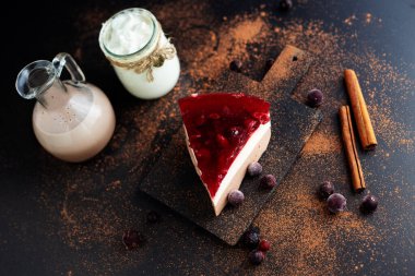 Soya sütü, keçiboynuzu ve meyve reçelinden yapılan diyet katmanlı tatlı. Cam kavanozda beyaz yoğurt, siyah akıntılı kakao ve siyah arka planda tarçın. Güzel sallanan tatlı..