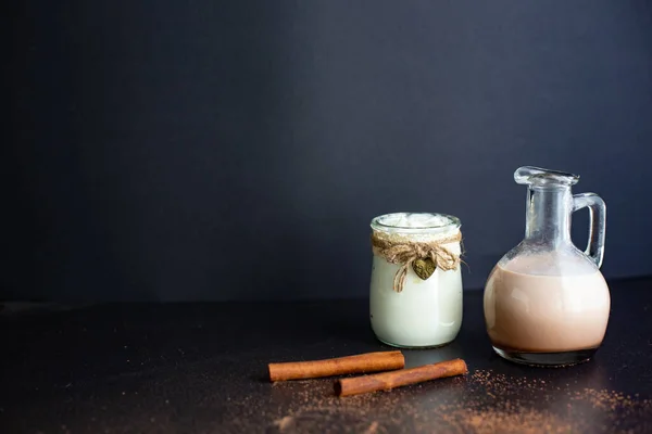 Weißer Joghurt Glas Und Kakao Krug Mit Zimt Auf Schwarzem — Stockfoto