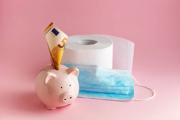 Papel Higiênico Notas Dinheiro Mealheiro Máscara Cirúrgica Fundo Rosa Conceito — Fotografia de Stock