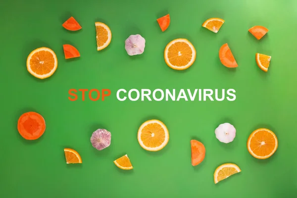 Coronavirus Hastalığı Covid-19 'un korunma konsepti için taze sağlıklı besin ve parlak yeşil arka planda metin durdurma koronavirüsü. Portakal, havuç ve sarımsak. Üst görünüm yaratıcı yatay kavram