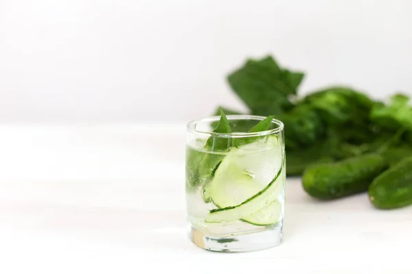 Disintossicazione Infusa Acqua Dietetica Con Cetriolo Fondo Legno Bianco Con — Foto Stock