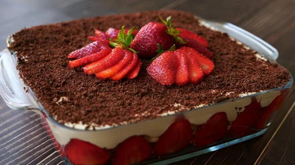 Tiramisu çileklerle yeni bir yol. 