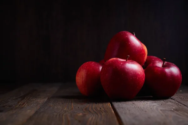 Red Braeburn Pommes sur la surface du bois rustique . Photos De Stock Libres De Droits