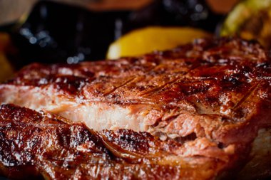 Orta pişmiş ızgara biftek, biber ve çeşitli baharatlar.