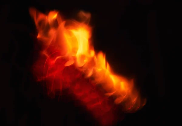 Fiamme di fuoco su arte astratta sfondo nero, Burning rosso scintille calde salire . — Foto Stock