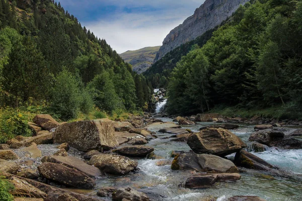 Monte Perdido 'da vahşi nehir.