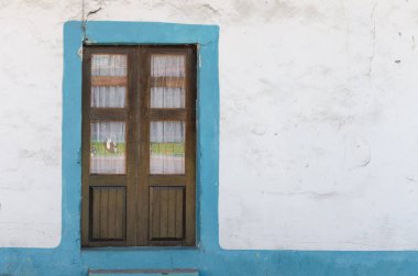 bir koloni evinin penceresi