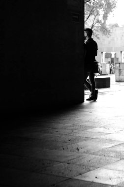 Işık ve karanlık arasındaki bir insanın silueti.