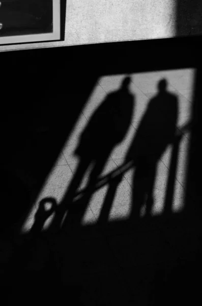 Тень Двух Людей Полу — стоковое фото