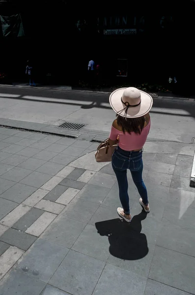 Mulher Com Chapéu Espera Meio Rua — Fotografia de Stock