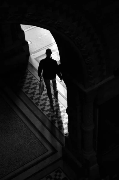 Silhouet Van Een Man Die Uit Een Tunnel Komt — Stockfoto