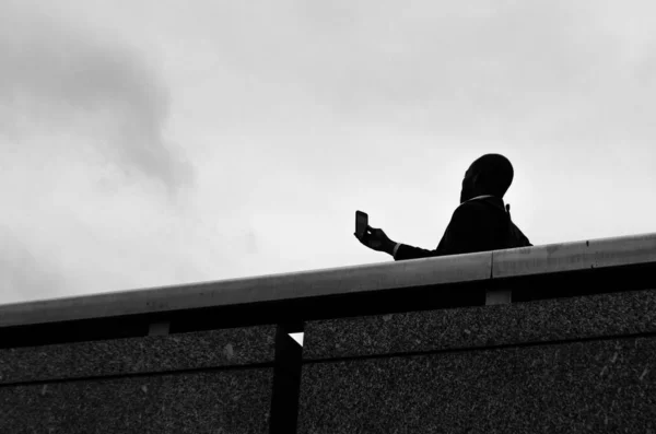 Man Neemt Een Selfie Met Zijn Mobiele Telefoon — Stockfoto