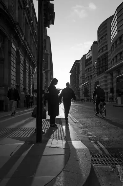 Silhouettes Personnes Marchant Dans Rue Par Après Midi Ensoleillé — Photo