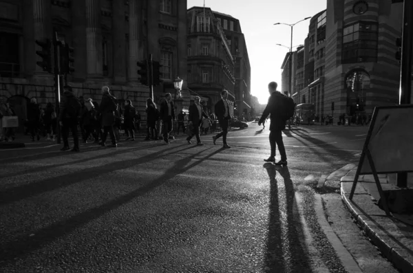 Een Man Steekt Straat Een Zonnige Middag Werpt Zijn Schaduw — Stockfoto