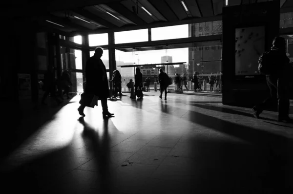 Sylwetka Mężczyzny Niosącego Portfel Biegnący Przez Lekkie Okno Stacji Kolejowej — Zdjęcie stockowe