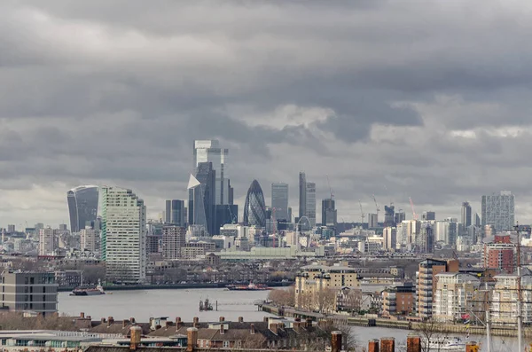 Panorama Londynu Tamizą Pierwszym Planie Budynkami Prywatnymi Oraz Biurowcami Drapaczami — Zdjęcie stockowe
