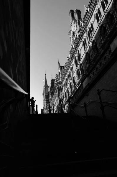 Silhouette Une Personne Debout Devant Grand Bâtiment Architectural Néo Gothique — Photo