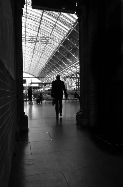 Silhouet Van Een Man Die Een Donkere Kamer Verlaat Weg — Stockfoto