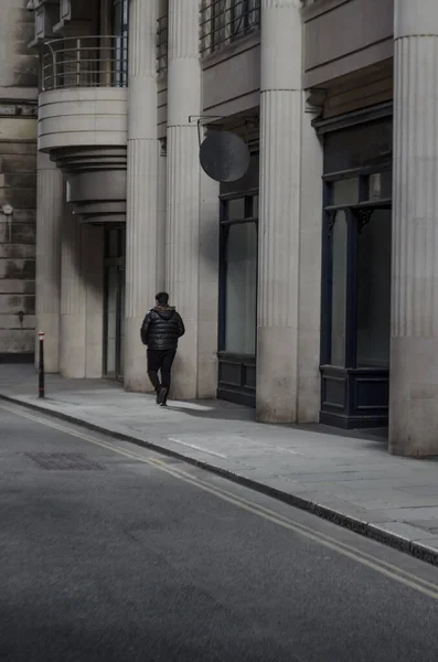 Une Personne Marche Long Bâtiment Colonnes Alors Elle Descend Trottoir — Photo