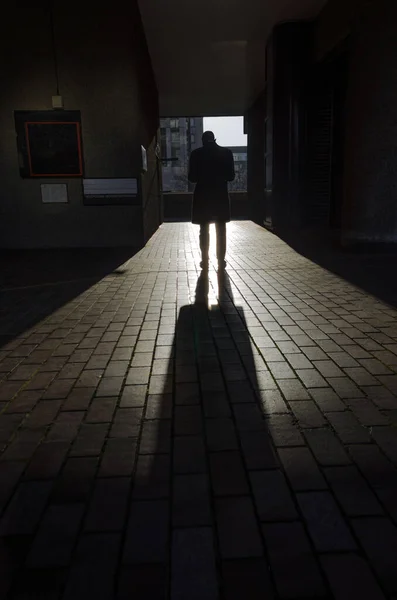 Silhouet Van Een Man Die Een Regenjas Draagt Een Donkere — Stockfoto