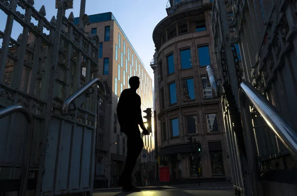 Silhouette Jeune Homme Marchant Dans Une Rue Ville Tandis Que — Photo